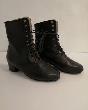 Nööridega nahast saapad