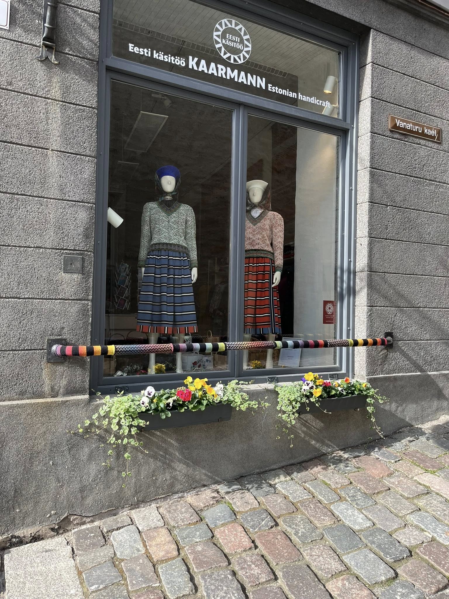Kaarmanni Käsitööpood. Maikuu aknanäitus. Vilve Unt/Promenade