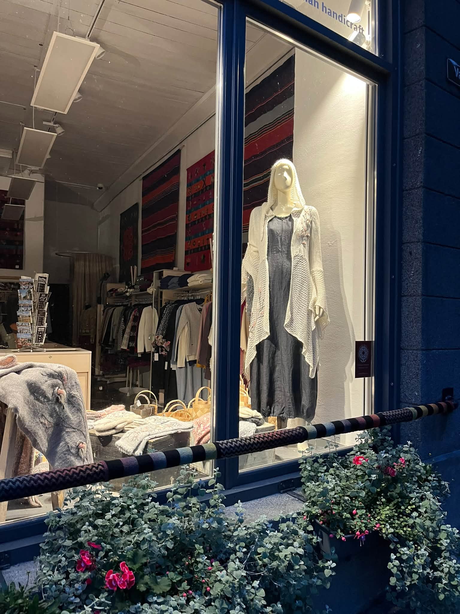 Kaarmnni Käsitööpood. Oktoobri aknanäitus. MargitCraft , külluslikult tikitud kudumid
